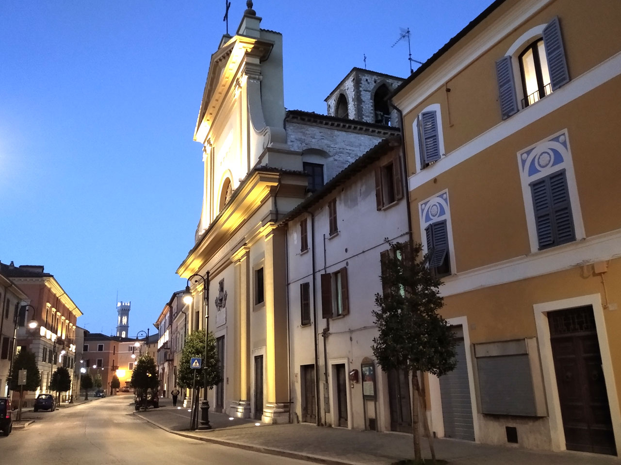 via Don  Minzoni e Duomo dei Santi Andrea e Secondo sullo sfondo la Torre Civica
